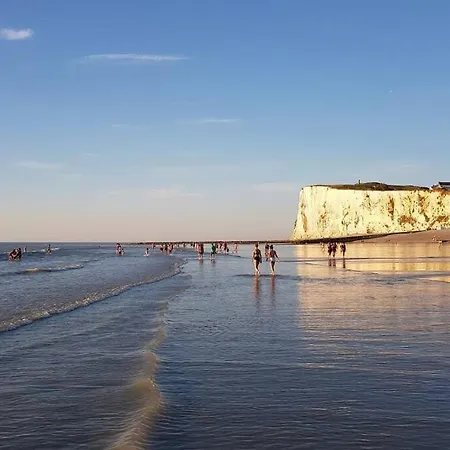 Maison La Coulee Douce 펜션 *